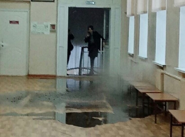 Дети не пострадали при прорыве трубы в арзамасской гимназии - фото 1