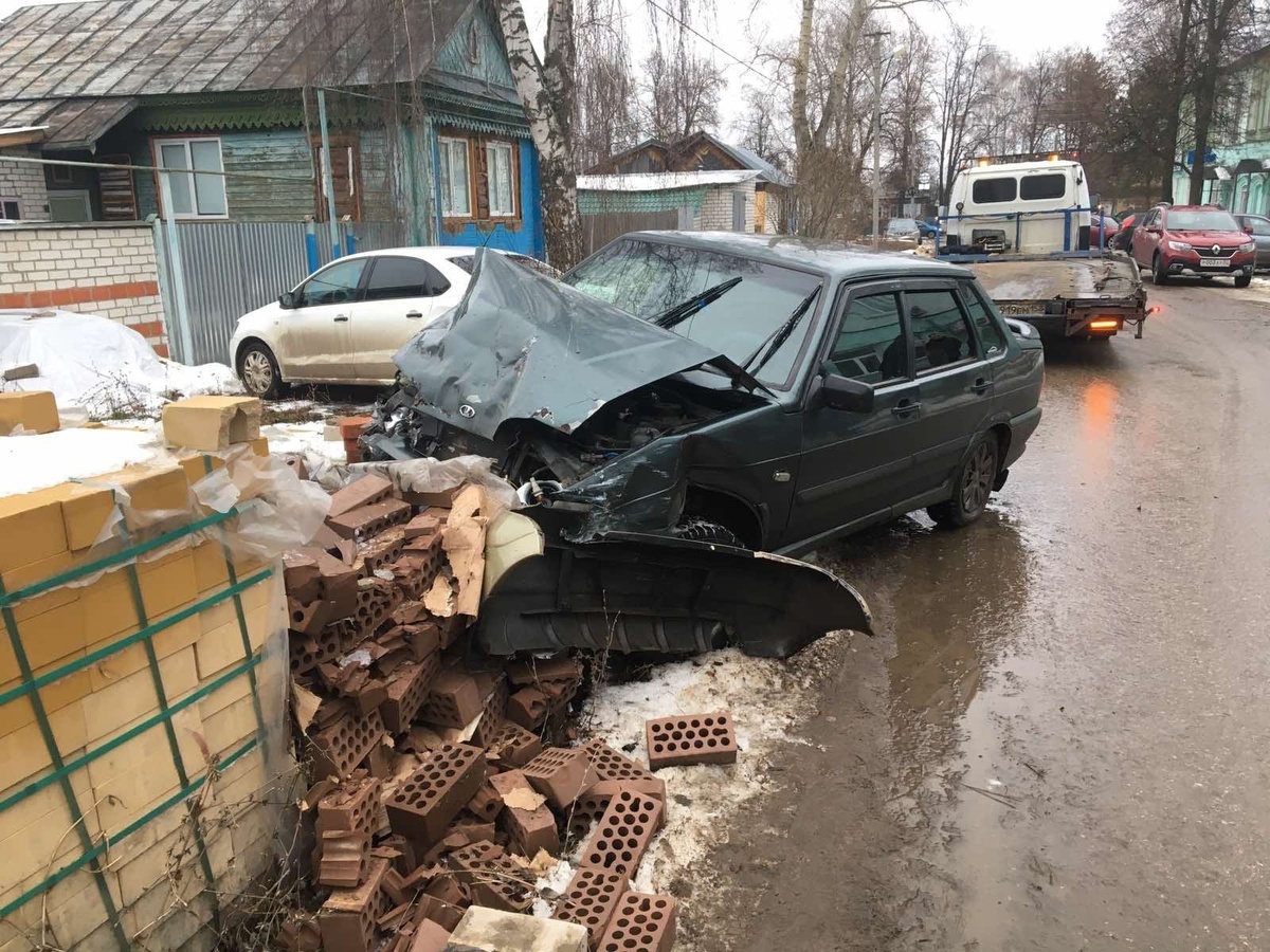 Соцсети: пьяный водитель в Лыскове врезался в три автомобиля и кирпичный блок - фото 1