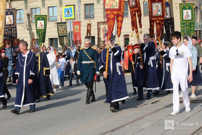 Фоторепортаж: как прошел пасхальный крестный ход в Нижнем Новгороде - фото 29
