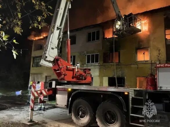 Появились фотографии с места крупного пожара в трехэтажке в Нижнем Новгороде - фото 2