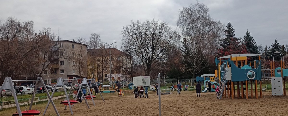Новую детскую площадку установили в Московском районе после вмешательства прокуратуры - фото 1
