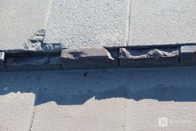 Ржавые урны и разбитая плитка: как пережили зиму знаковые места Нижнего Новгорода - фото 21