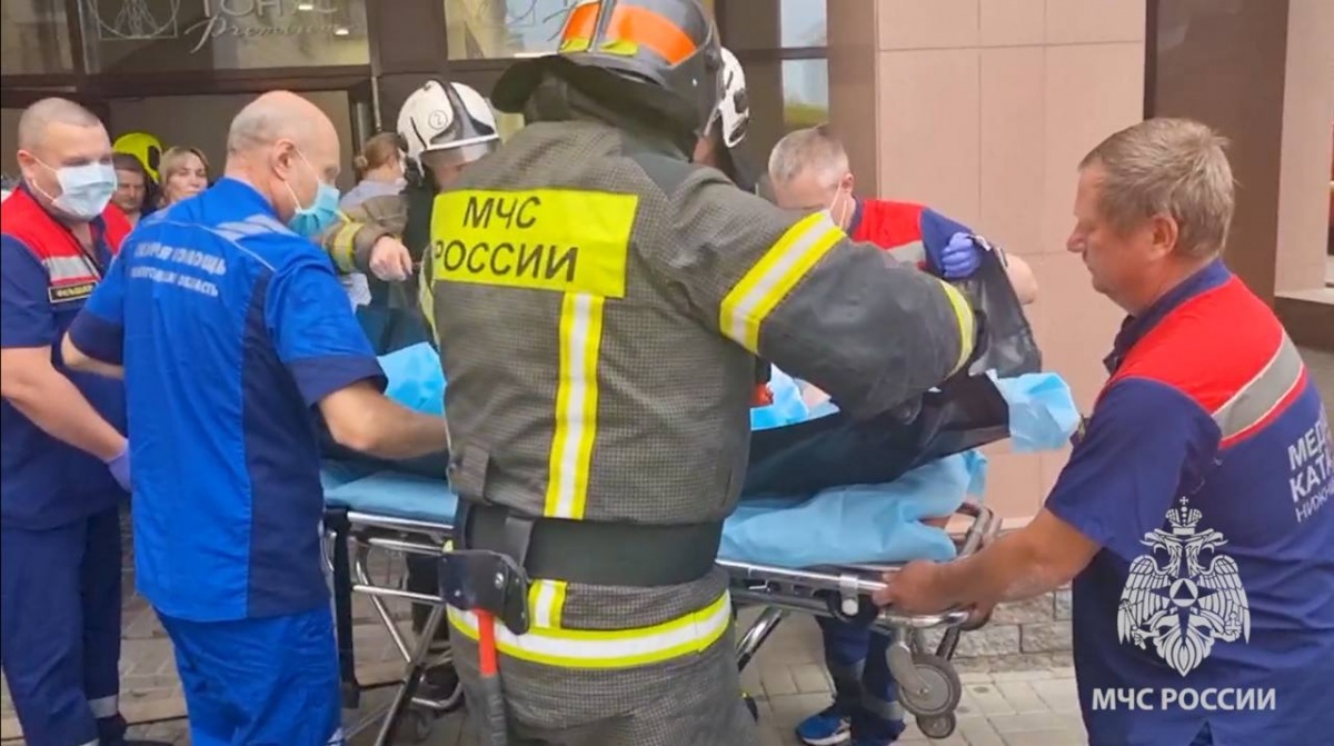 В Нижнем Новгороде врачам пришлось оперировать женщину во время пожара - фото 1