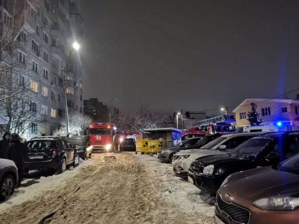 21 взрослый и 4 ребенка эвакуированы из горящего дома на улице Сусловой - фото 2