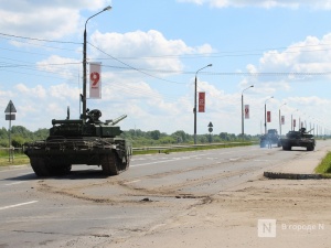Поврежденный военной техникой асфальт на набережной Гребного канала приведут в порядок
