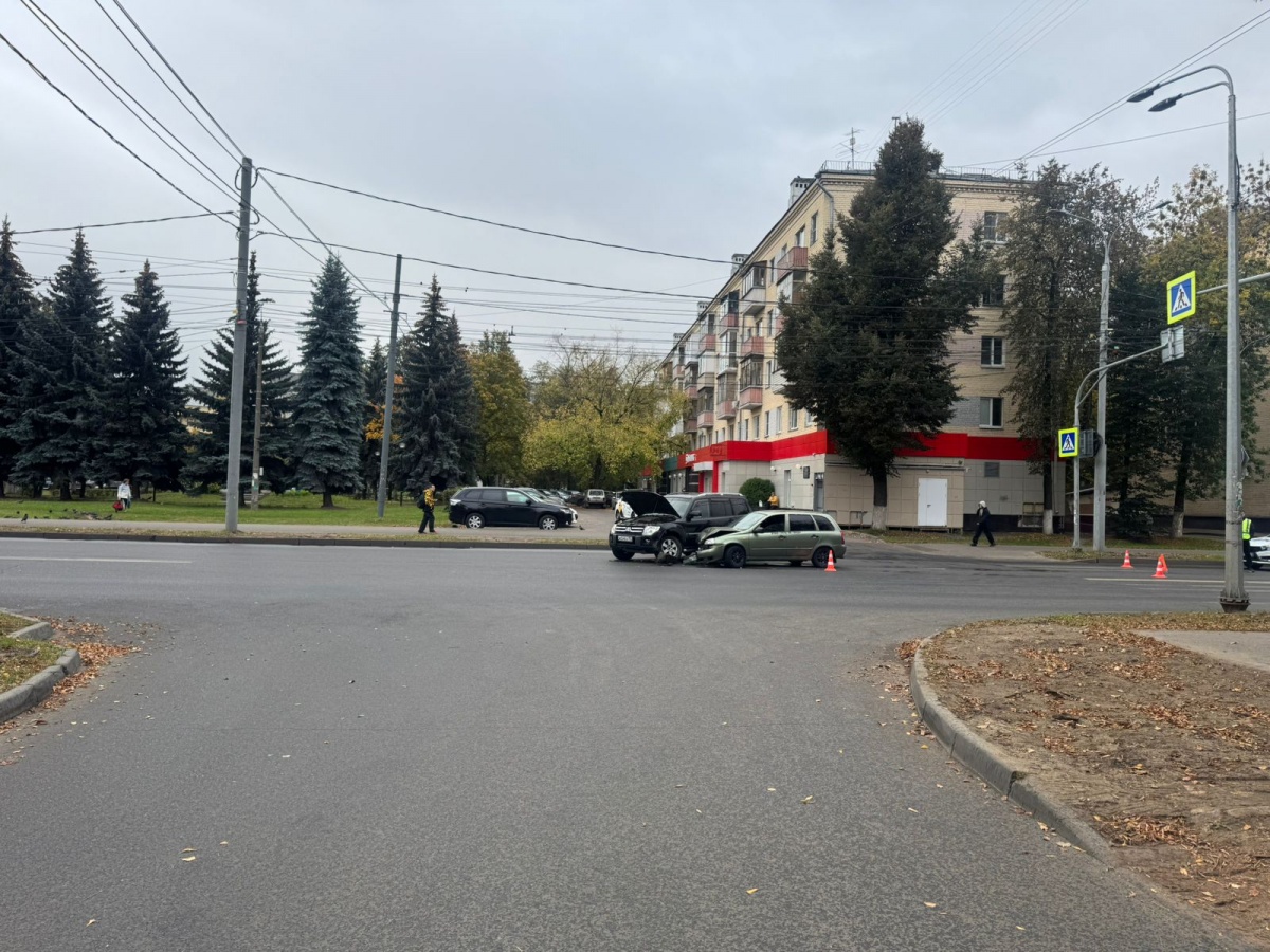 Подросток пострадал при столкновении двух легковушек в Нижнем Новгороде - фото 1