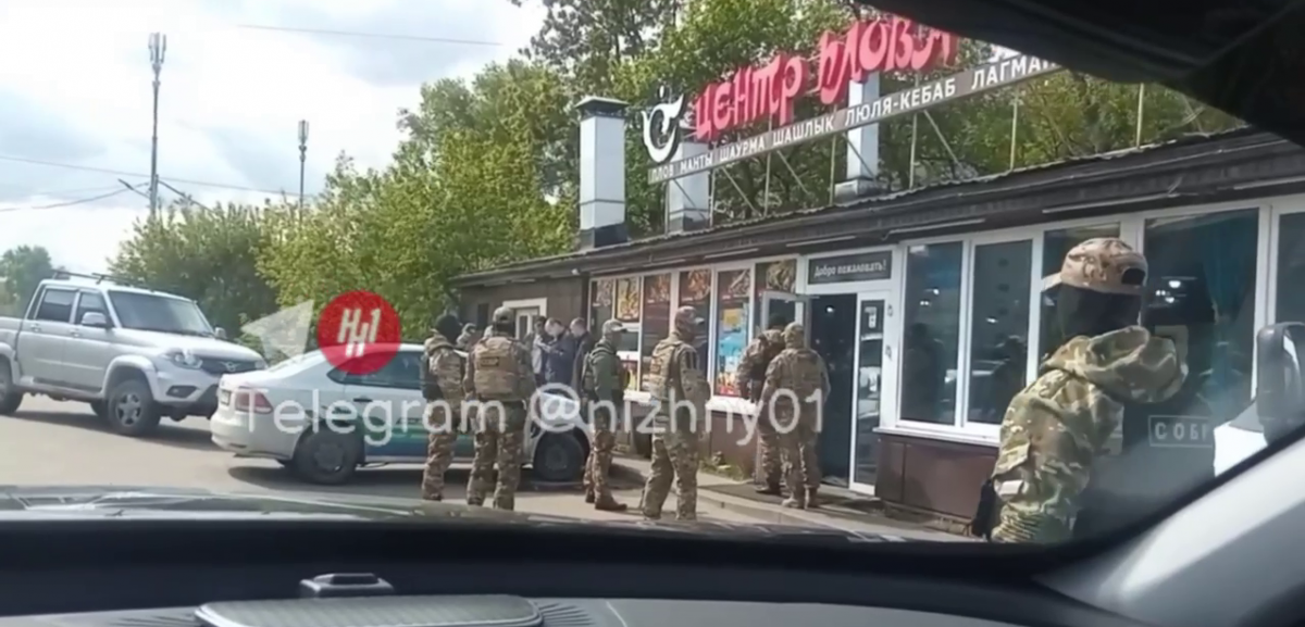 Сотрудники СОБР нагрянули в кафе в Нижнем Новгороде - фото 1