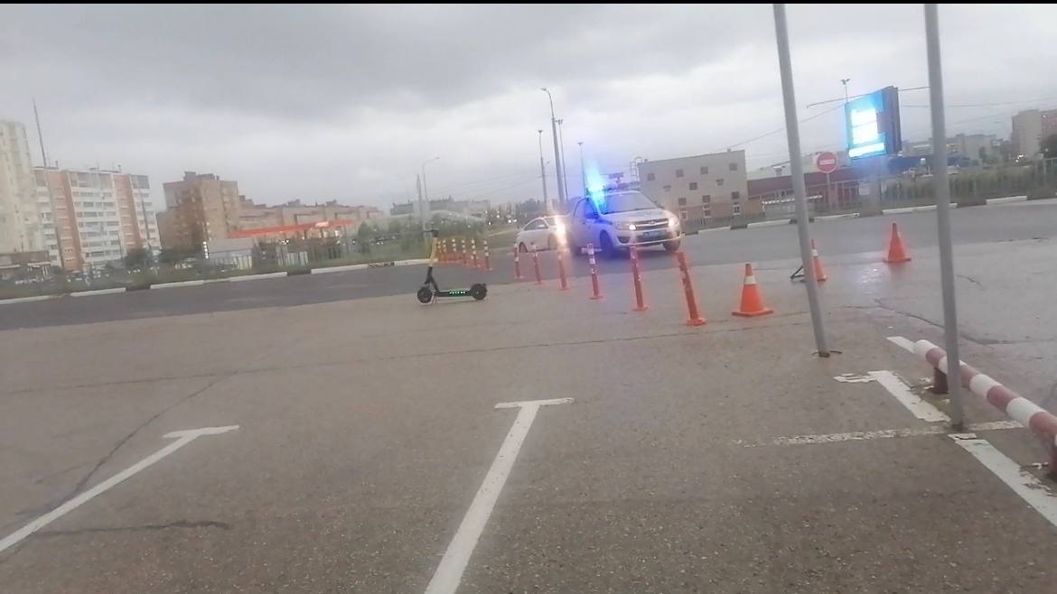 Подросток на электросамокате попал под колеса иномарки в Нижнем Новгороде - фото 1