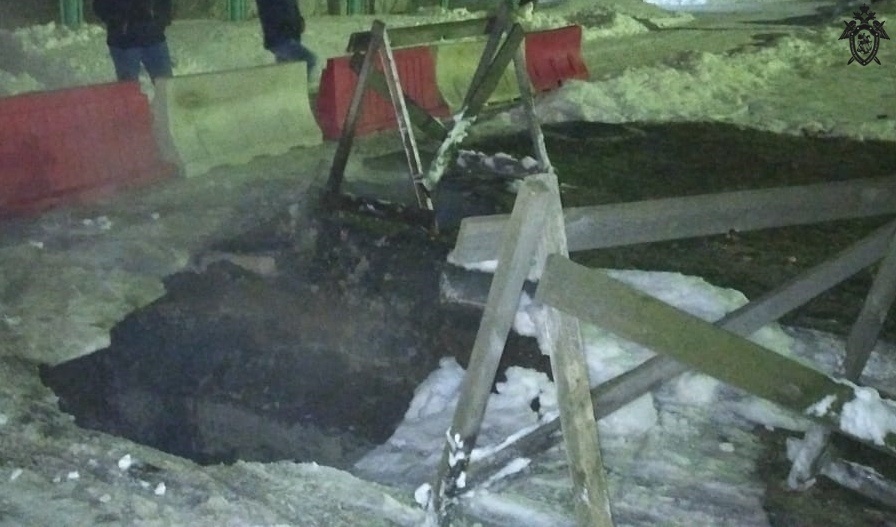 СК начал проверку после падения студентки в яму с кипятком в Дзержинске