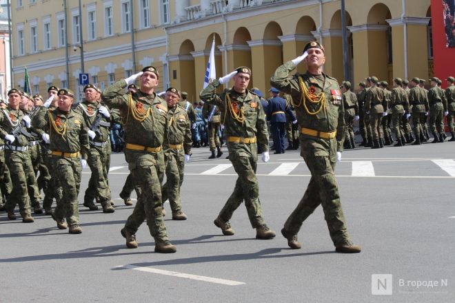 Фоторепортаж: парад в честь 80-й годовщины Победы прошел в Нижнем Новгороде - фото 200