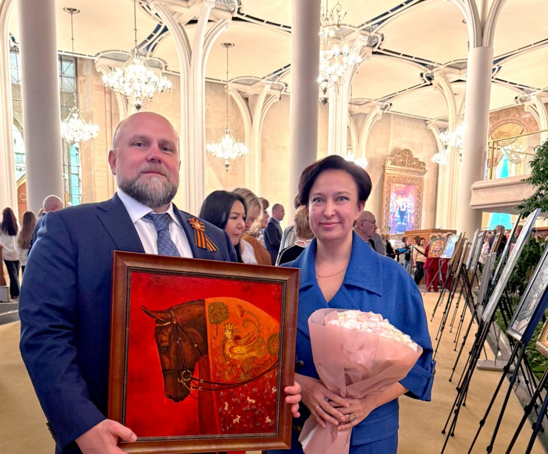 Нижегородский врач подарила свою картину министру здравоохранения РФ - фото 1