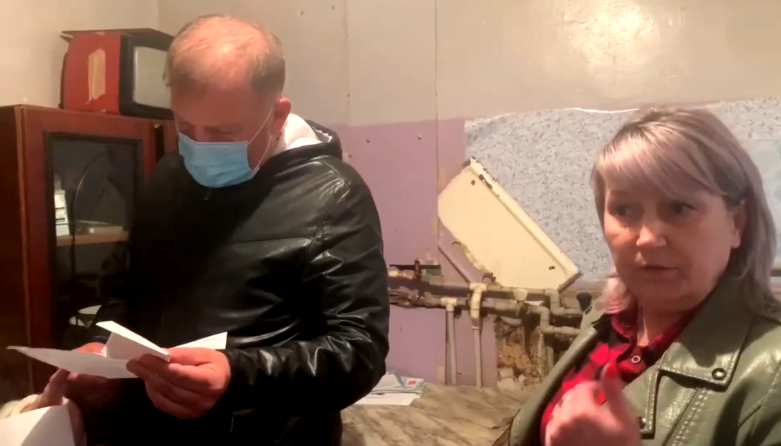 Жители автозаводского дома ищут помощи в борьбе с разрухой и плесенью - фото 1