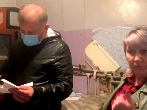 Жители автозаводского дома ищут помощи в борьбе с разрухой и плесенью