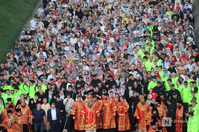 Фоторепортаж: как прошел пасхальный крестный ход в Нижнем Новгороде - фото 78