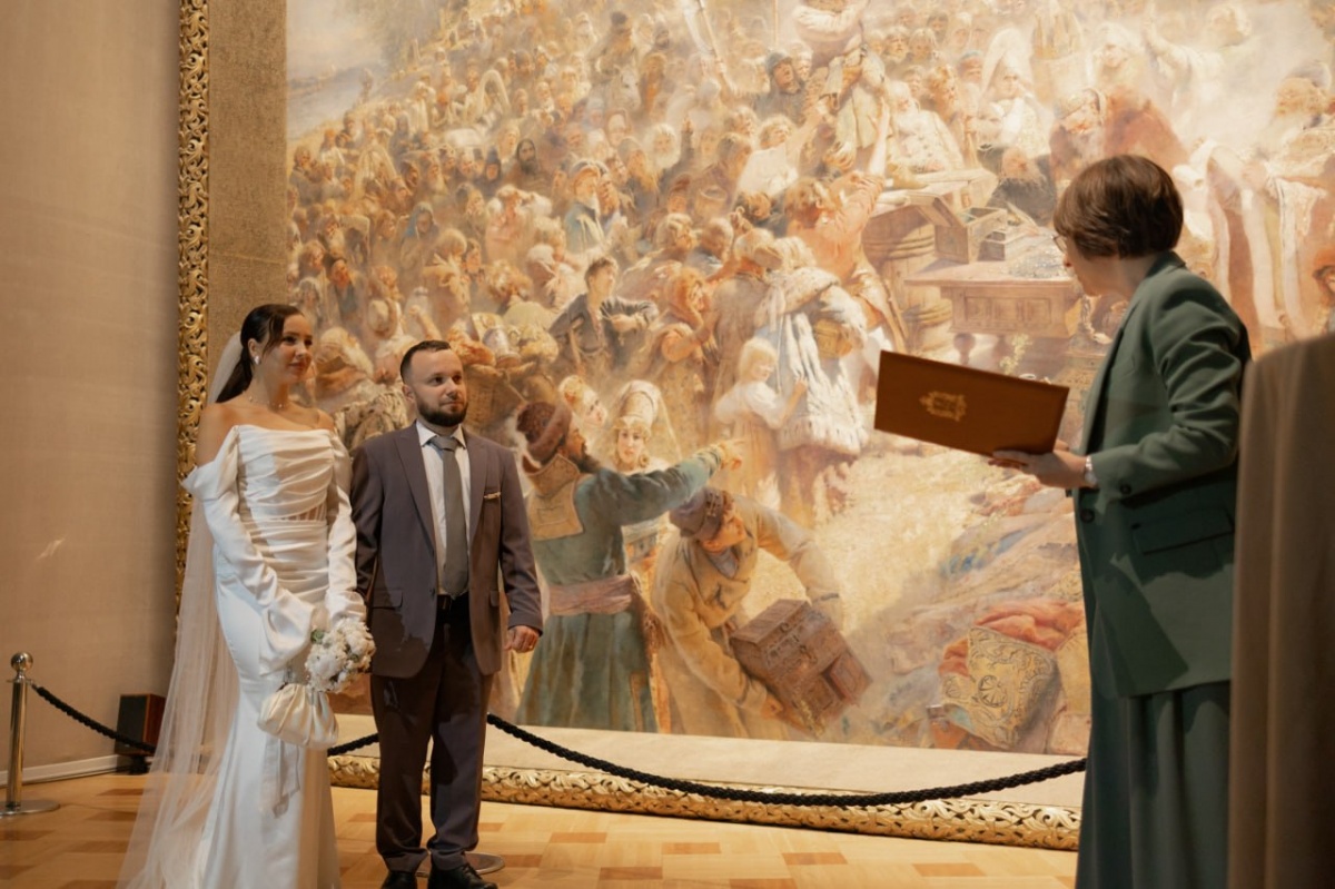 Нижегородцы расписались на фоне огромной исторической картины - фото 2