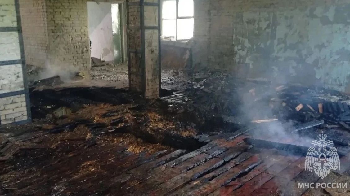 Мощный пожар вспыхнул в административном здании в Нижнем Новгороде - фото 1