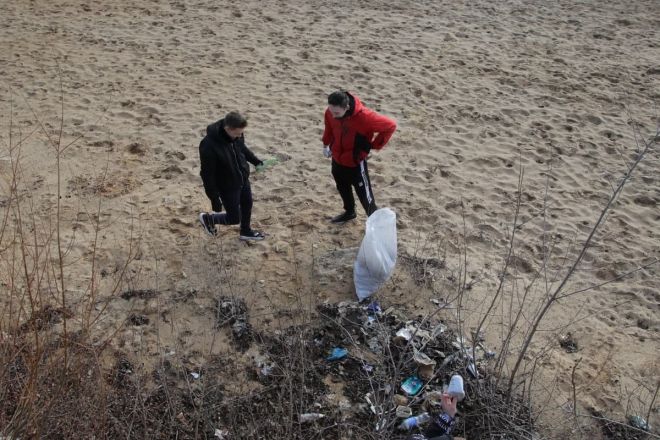 Около ста дзержинцев посетили субботник на нижней части Окской набережной  - фото 2