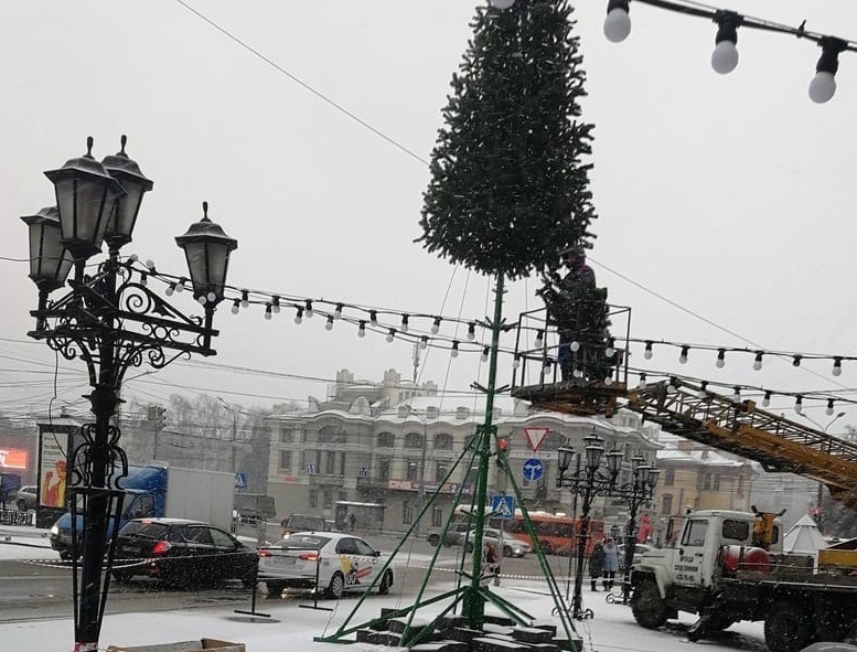 Новогоднюю елку собирают в центре Сормова - фото 1