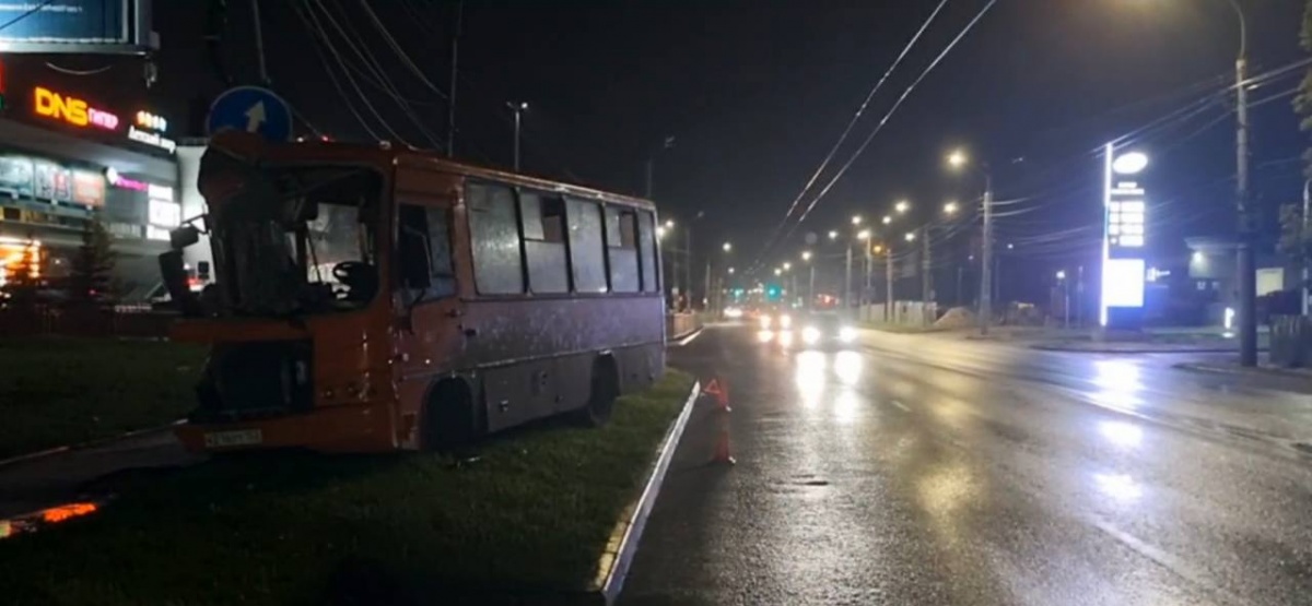 Соцсети: кондуктор вылетел в лобовое стекло, после столкновения маршрутки со столбом в Автозаводском районе - фото 1
