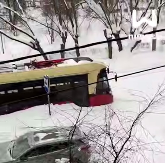 Трамвай сошел с рельсов в Нижнем Новгороде из-за сугробов на путях - фото 1