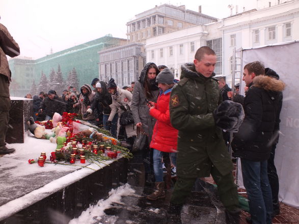Сотни нижегородцев почтили память погибших в Кемерове - фото 5
