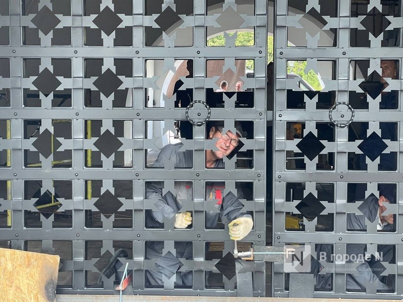 Ворота меняют в Дмитриевской башне Нижегородского кремля - фото 1