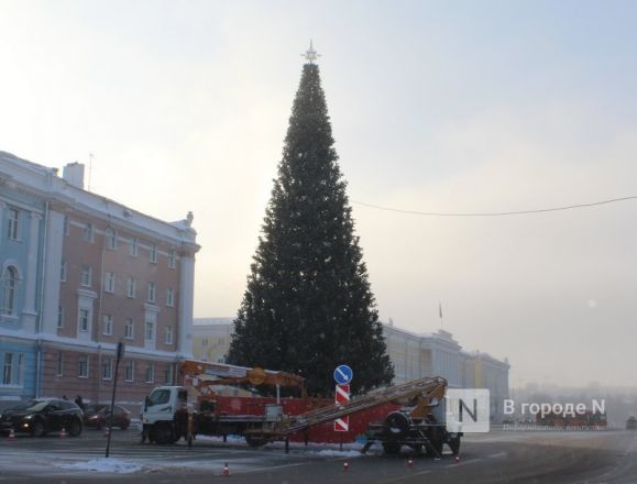 Главную елку Нижнего Новгорода демонтируют на площади Минина и Пожарского - фото 11