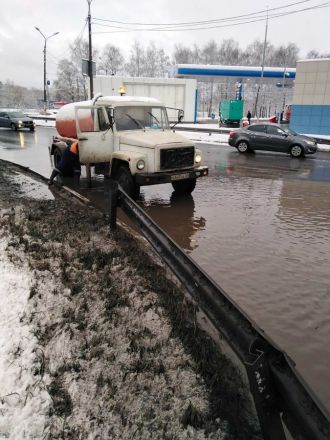 Нижний Новгород продолжает бороться с последствиями снегопада - фото 4
