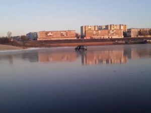 «Я вешу 40 кг, а не 100»: нижегородцы опробовали первый лед на прочность