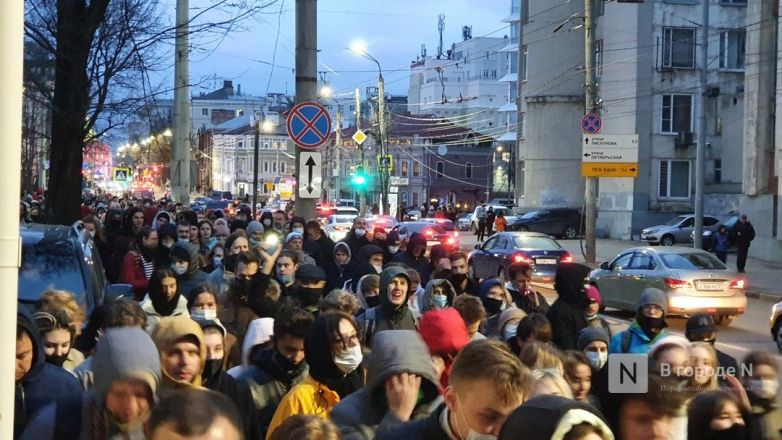 Около тысячи человек вышло на несанкционированный  митинг в поддержку Навального в Нижнем Новгороде - фото 8