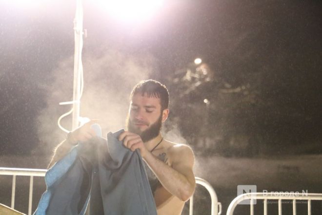 Мороз по коже: фоторепортаж с крещенских купаний в Нижнем Новгороде - фото 16