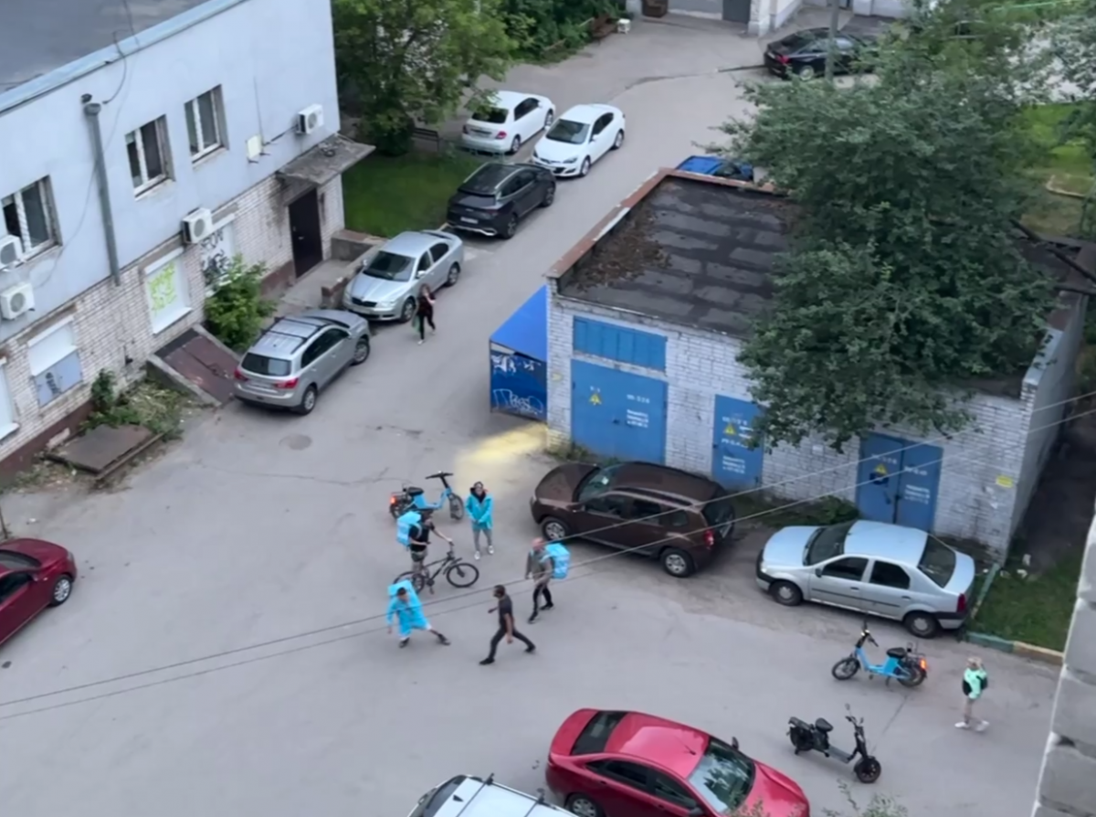 Мигрант чуть не подрался с доставщиком еды в Нижнем Новгороде - фото 1