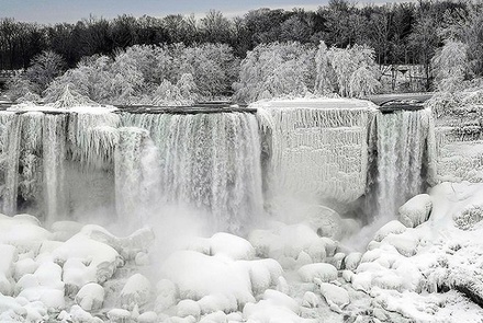Знаменитый Ниагарский водопад замерз