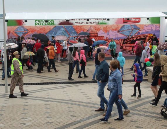 Самое большое граффити из томатной пасты начали создавать в Нижнем Новгороде - фото 6