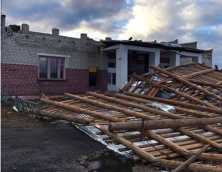 Крыши четырех зданий повредил порывистый ветер в Нижегородской области - фото 1