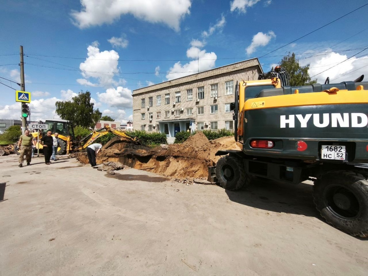 Две аварии на канализационном коллекторе произошли на Бору за день - фото 1