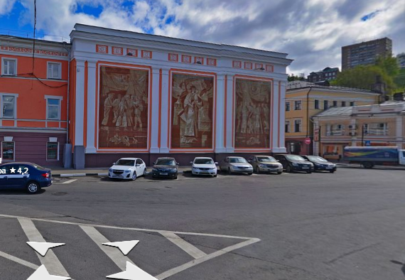 Иномарка протаранила стену старинного дома на Рождественской в Нижнем Новгороде - фото 1