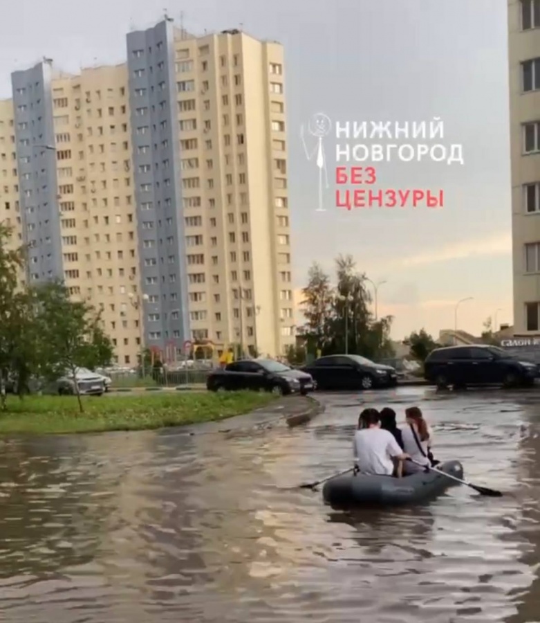 Нижегородцы передвигаются по затопленному городу на лодках - фото 1