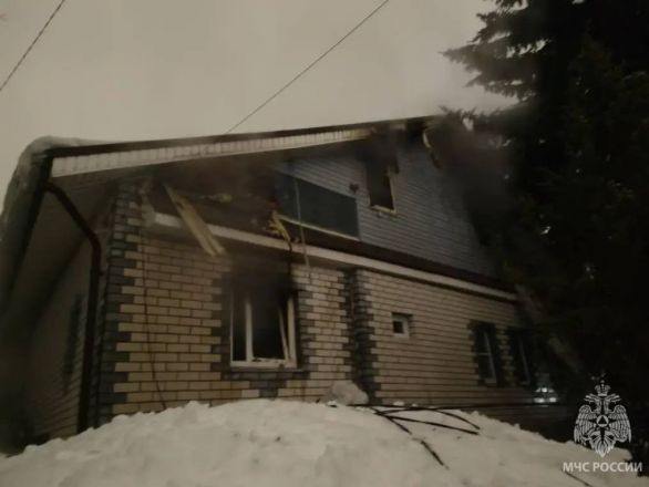 Крупный пожар уничтожил жилой дом в Нижнем Новгороде - фото 1