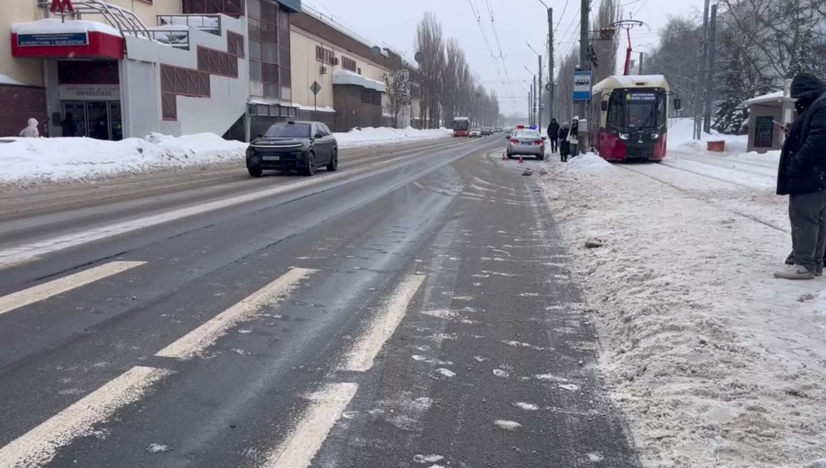 Иномарка сбила двух пешеходов в Нижнем Новгороде - фото 1