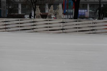 Каток с искусственным льдом открылся на площади Маркина