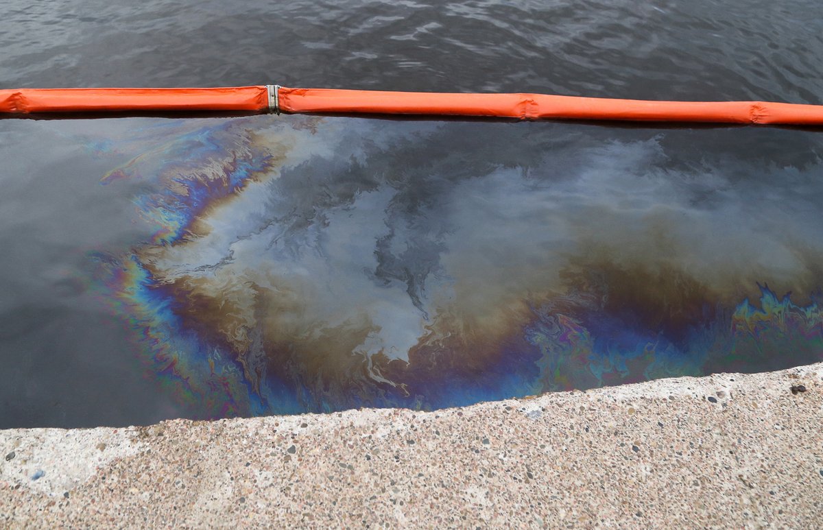 Более тысячи литров нефтепродуктов собрали с поверхности Волги в районе Бурнаковской низины - фото 2