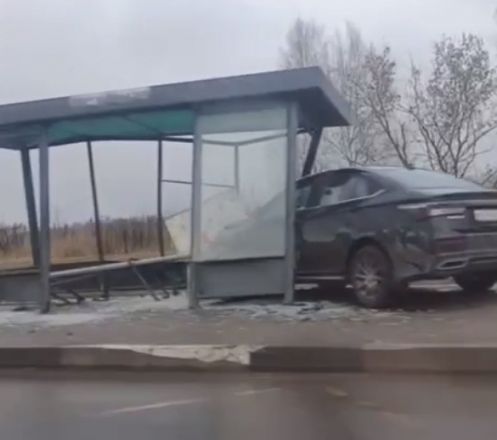 Легковушка влетела в автобусную остановку в Нижегородской области - фото 1