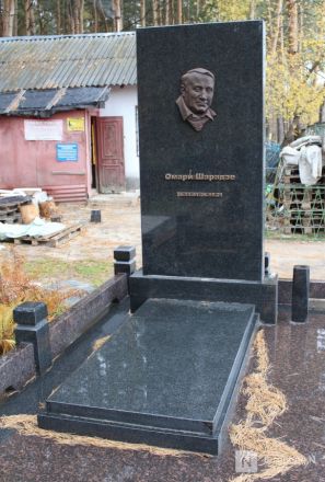 Огромные памятники и скромные кресты: показываем, как выглядят могилы известных нижегородских политиков - фото 4