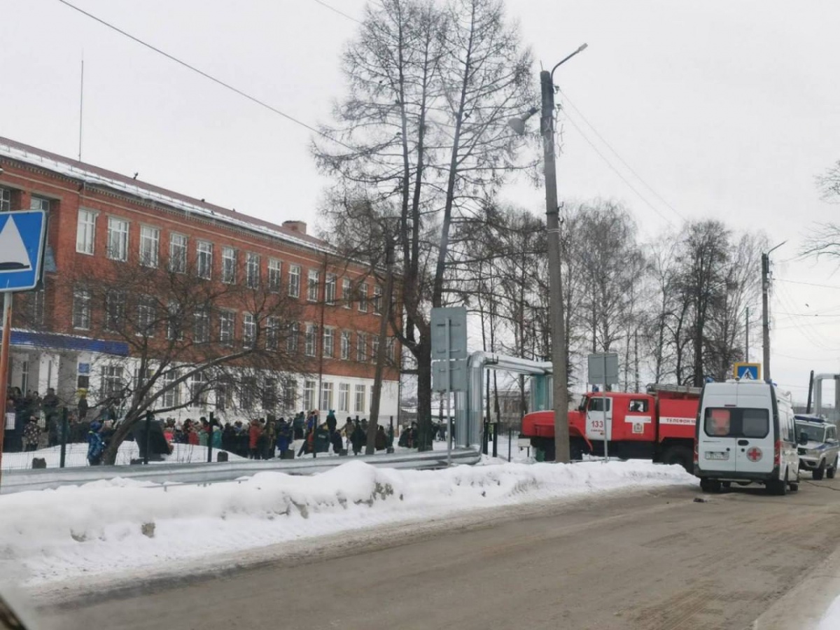 Учащихся массово эвакуируют из нижегородских школ - фото 1