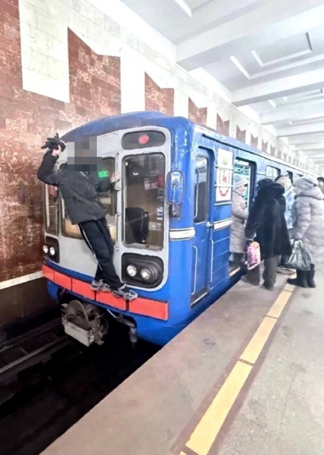 Подросток залез на поезд метро в Нижнем Новгороде ради фото - фото 1