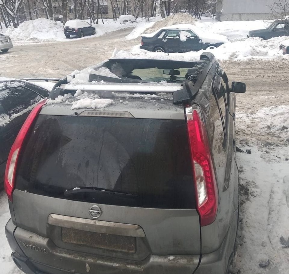 Автомобиль остался без крыши после падения ледяной глыбы в Советском районе - фото 1