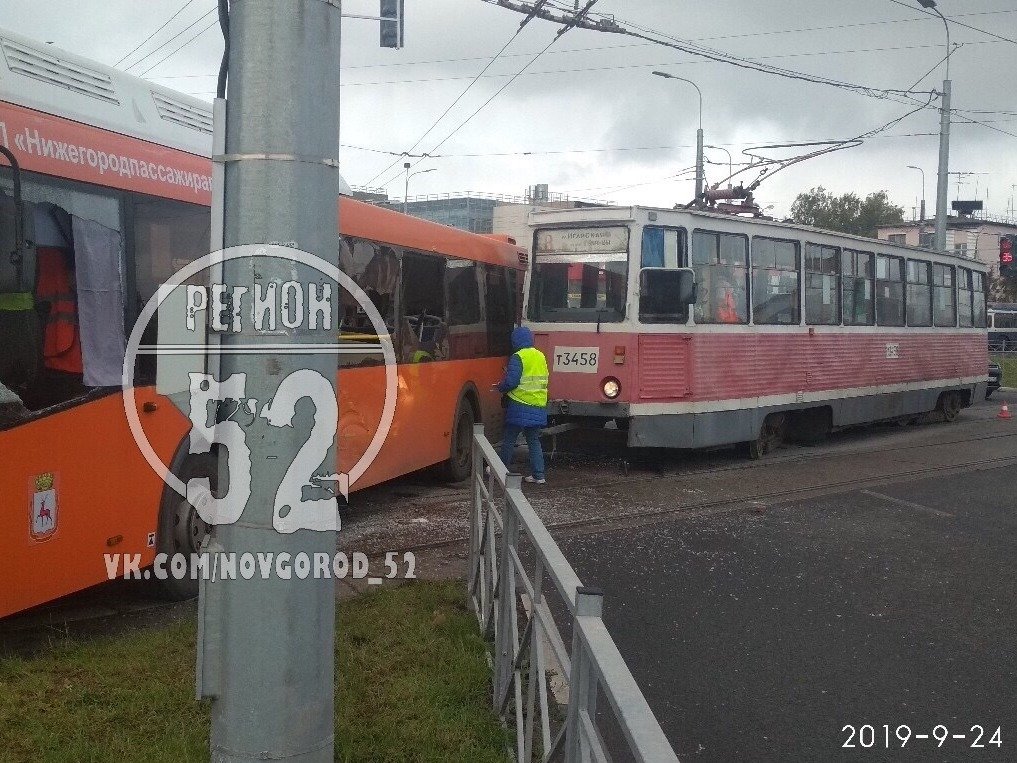 Трамвай въехал в автобус в центре Автозавода: шестеро пострадали - фото 1