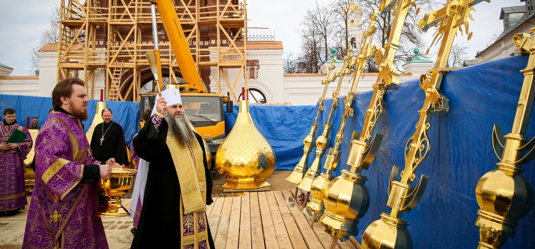 Митрополит Георгий освятил кресты и купола Саровских врат - фото 1