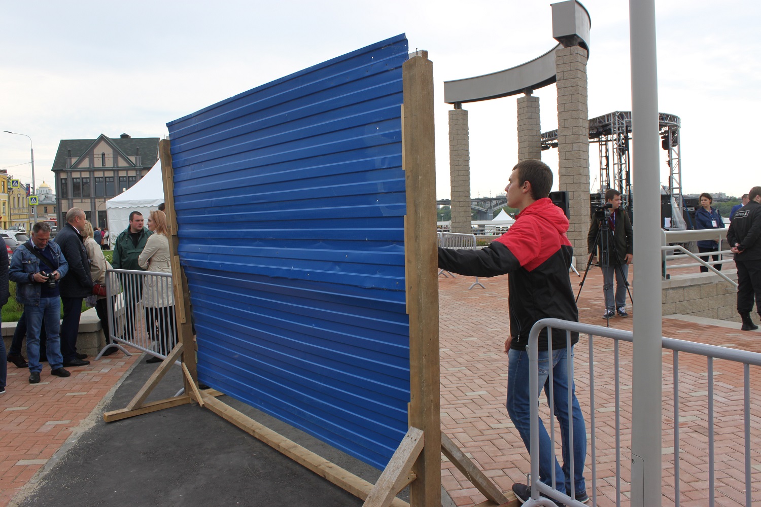 Последняя секция синего забора рухнула на Нижне-Волжской набережной в День России - фото 3